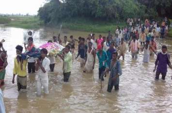 monsoon tragedy, aantim sanskar, problme,river flow देखें वीडिय़ो भी--आपने नहीं देखा होगा इतनी मुश्किल भरा अंतिम संस्कार, शव कांधे पर लिए नदी पार करते ह,ैं फूल जाती हैं सबकी सांसे
