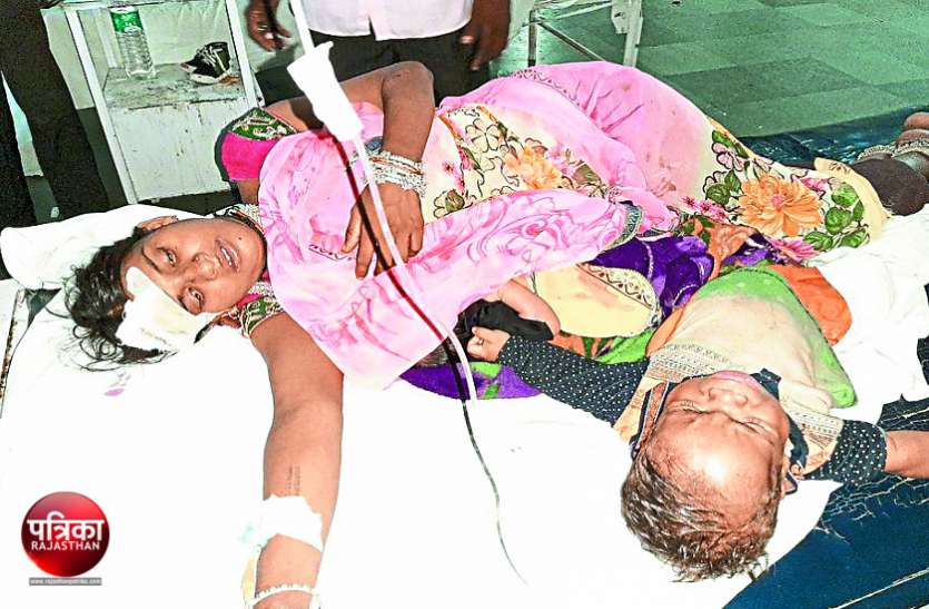 banswara बीच सडक़ पलटा अनियंत्रित टैम्पो, मच गई चीख-पुकार, 6 महीने की बच्ची से लेकर 50 साल तक की उम्र के 13 लोग घायल