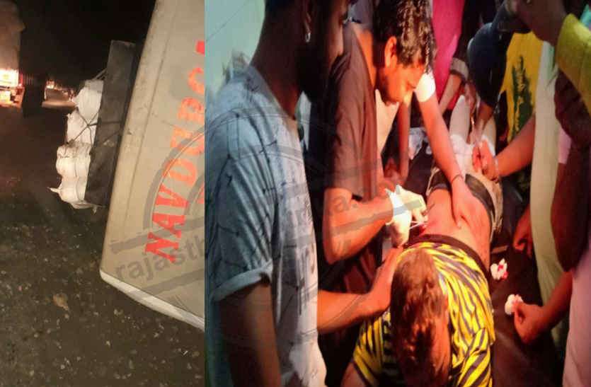 Road accident in bhilwara डिवाइडर से टकरा कर ट्रॉवेल्स बस पलटी, 12 यात्री घायल, हाइवे पर लगा जाम