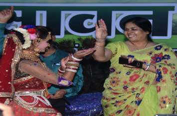 Collector-MLAs also danced to the songs of Sawan Sawan : पेड़ों पर डाले झूले व महिलाओं ने सजाई मेंहदी, सावन गीतों पर कलेक्टर-विधायक भी थिरके