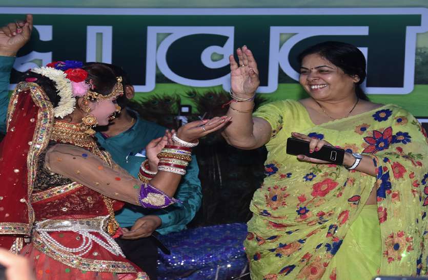 news Sawan : पेड़ों पर डाले झूले व महिलाओं ने सजाई मेंहदी, सावन गीतों पर कलेक्टर-विधायक भी थिरके