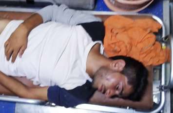 Crime in Sikar : इलाके के गांव डोकन की तन में स्थित ढाणी धोबाला के एक युवक को जन्मदिन पार्टी में शामिल होने की बात कहकर कुछ युवक अपने साथ ले गए तथा उसके साथ मारपीट कर गंभीर अवस्था में उसे रास्ते पर डाल गए। Crime in Sikar : इलाके के गांव डोकन की तन में स्थित ढाणी धोबाला के एक युवक को जन्मदिन पार्टी में शामिल होने की बात कहकर कुछ युवक अपने साथ ले गए तथा उसके साथ मारपीट कर गंभीर अवस्था में उसे रास्ते पर डाल गए।