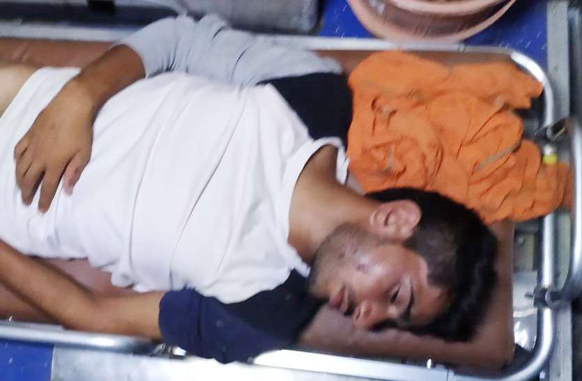 Crime in Sikar : इलाके के गांव डोकन की तन में स्थित ढाणी धोबाला के एक युवक को जन्मदिन पार्टी में शामिल होने की बात कहकर कुछ युवक अपने साथ ले गए तथा उसके साथ मारपीट कर गंभीर अवस्था में उसे रास्ते पर डाल गए। बर्थडे पार्टी के लिए होटल में ले गए, शराब पिलाई और फिर सिर पर बोतल से कर दिया हमला