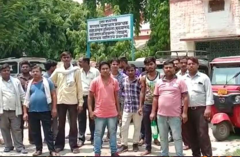 auto VIDEO: आरपीएफ के विरुद्ध आॅटो चालकों ने खोल दिया मोर्चा, वजह जानकर हैरान रह गए अधिकारी