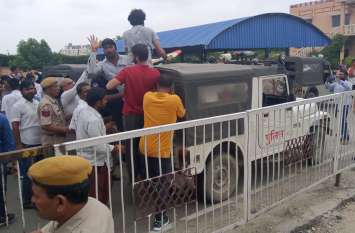 protest on toll plaza in rajasthan टोल पर हंगामा, जबरन बेरियर हटाए, बिना पैसे निकले वाहन, पुलिस ने खदेड़ा
