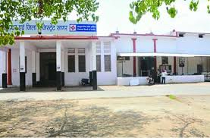 The offices were occupied for a long time लंबे समय से डटे थे कार्यालयों में