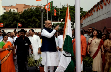 Amit Shah may hoist flag at Lal Chowk on August 15 in Jammu-Kashmir जम्मू-कश्मीर को लेकर मोदी सरकार का बड़ा फैसला, 15 अगस्त को लाल चौक पर झंडा फहराएंगे अमित शाह!
