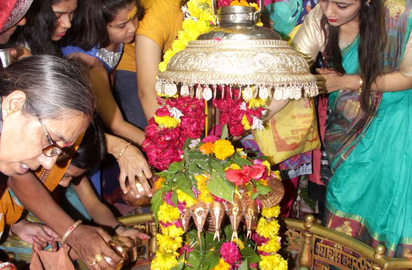 अंतिम सावन सोमवार को मंदिरों में उमड़ी भीड़ Last Sawan Monday, crowds gathered in temples