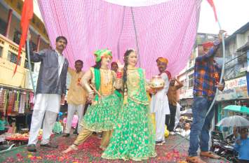 Radhakrishna's dance was the center of attraction in the moving ceremo चल समारोह में राधाकृष्ण का नृत्य रहा आकर्षण का केंद्र