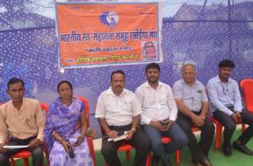 Chefs handed out memorandum and staged a rally रसोइयों ने मांगों को लेकर धरना देकर रैली निकाल सौंपा ज्ञापन
