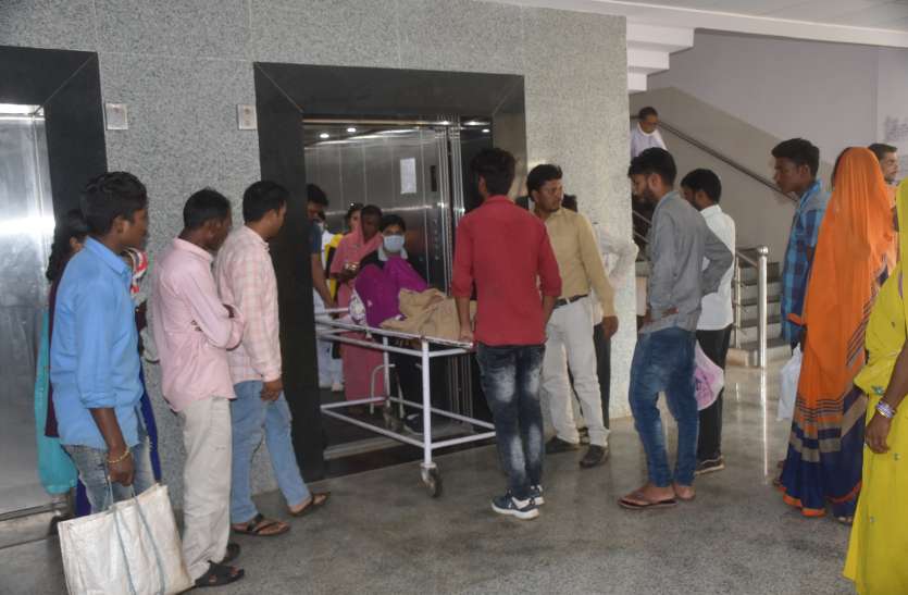 Doctors showed services on holiday even after the rule शासन का दिखा प्रभाव अवकाश के दिन भी डॉक्टरों ने दी सेवाएं, जानें पूरा मामला