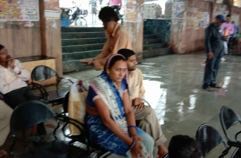dewas भिक्षावृति रोकने की जिम्मेदारी दो विभागों के पास लेकिन नहीं देखते मैदानी हकीकत