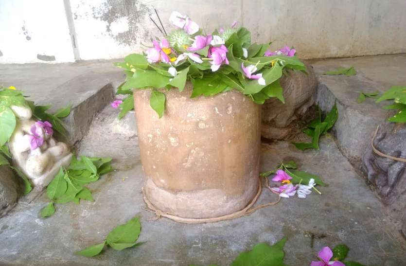 karauli.hindi प्रकृति के आनंद के बीच धार्मिक आस्था का केन्द्र वनखण्डेश्वर महादेव दिल हो उठता बाग-बाग जब हरियाली के बीच बहता है झरना और बोलती है कोयल