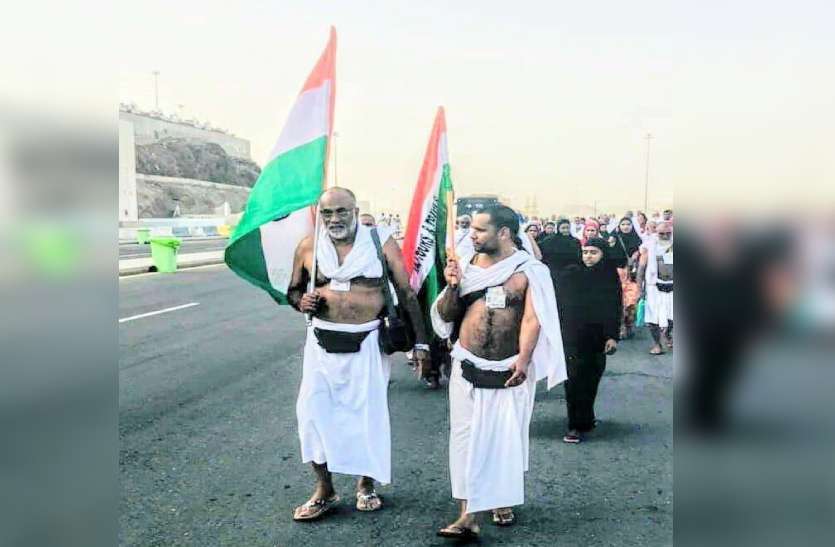 Hoisted Tricolor in Medina Saudi Arabia : मुस्लिम समुदाय के लोगों से देशभक्ति का प्रमाण चाहिए तो शायद यह तस्वीर काफी है। मक्का मदीना में भी दिखी भारत की भक्ति, हजयात्रियों ने फहराया तिरंगा