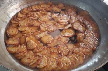 The sweetness of the juicy Malpuae amidst the Malhar of Sawan in Hinda राजस्थान के हिण्डौन मेंं सावन की मल्हार के बीच रसीले मालपुओं की मिठास