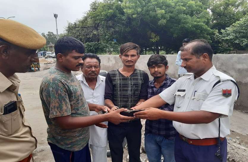 traffic policeman honesty by returning the purse found on the roadi सड़क पर मिला पर्स लौटाकर यातायात पुलिसकर्मी ने दिया ईमानदारी का परिचय