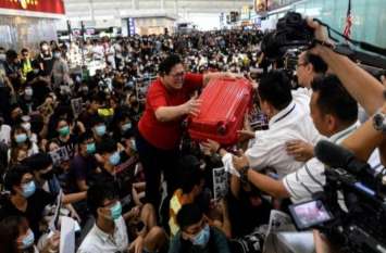 Hong Kong airport cancels flights for second day हांगकांग में दूसरे दिन भी अंतर्राष्ट्रीय उड़ानें रद्द, हवाई अड्डे पर डटे प्रदर्शनकारी