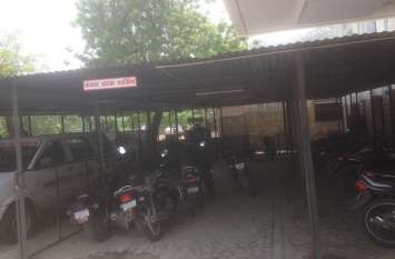 Thieves stealing petrol in front of police checkpoint in hospital अस्पताल में पुलिस चौकी के ठीक सामने पेट्रोल चुरा रहे चोर