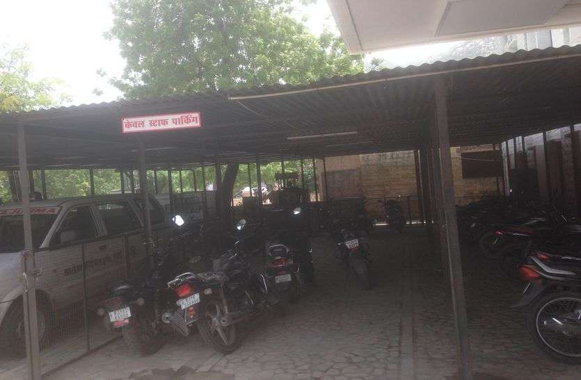 jalore-hospital-police अस्पताल में पुलिस चौकी के ठीक सामने पेट्रोल चुरा रहे चोर