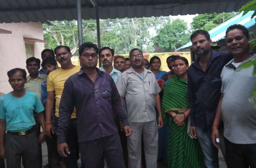 Economic running of guard running room, warning to stop work गार्ड रनिंग रूम के आर्थिक तंगी, काम बंद करने की चेतावनी