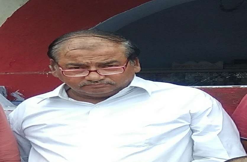 RPF arrested booking clerk selling fake tickets फर्जी टिकट बेचने वाले बुकिंग क्लर्क को आरपीएफ ने किया गिरफ्तार
