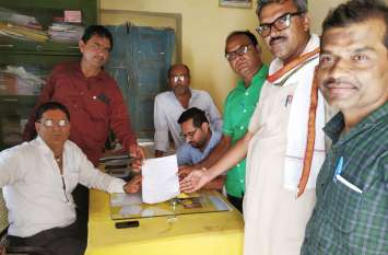 फलोदी. शिक्षकों ने सीबीईओ कार्यालय में ज्ञापन सौंपकर शीघ्र बजट जारी करने की मांग की है फलोदी. शिक्षकों ने सीबीईओ कार्यालय में ज्ञापन सौंपकर शीघ्र बजट जारी करने की मांग की है