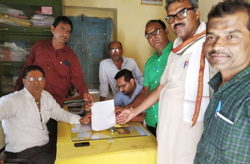 फलोदी. शिक्षकों ने सीबीईओ कार्यालय में ज्ञापन सौंपकर शीघ्र बजट जारी करने की मांग की है 7 माह से नहीं मिला एमडीएम व दूध का भुगतान, शिक्षकों ने दी आंदोलन की चेतावनी