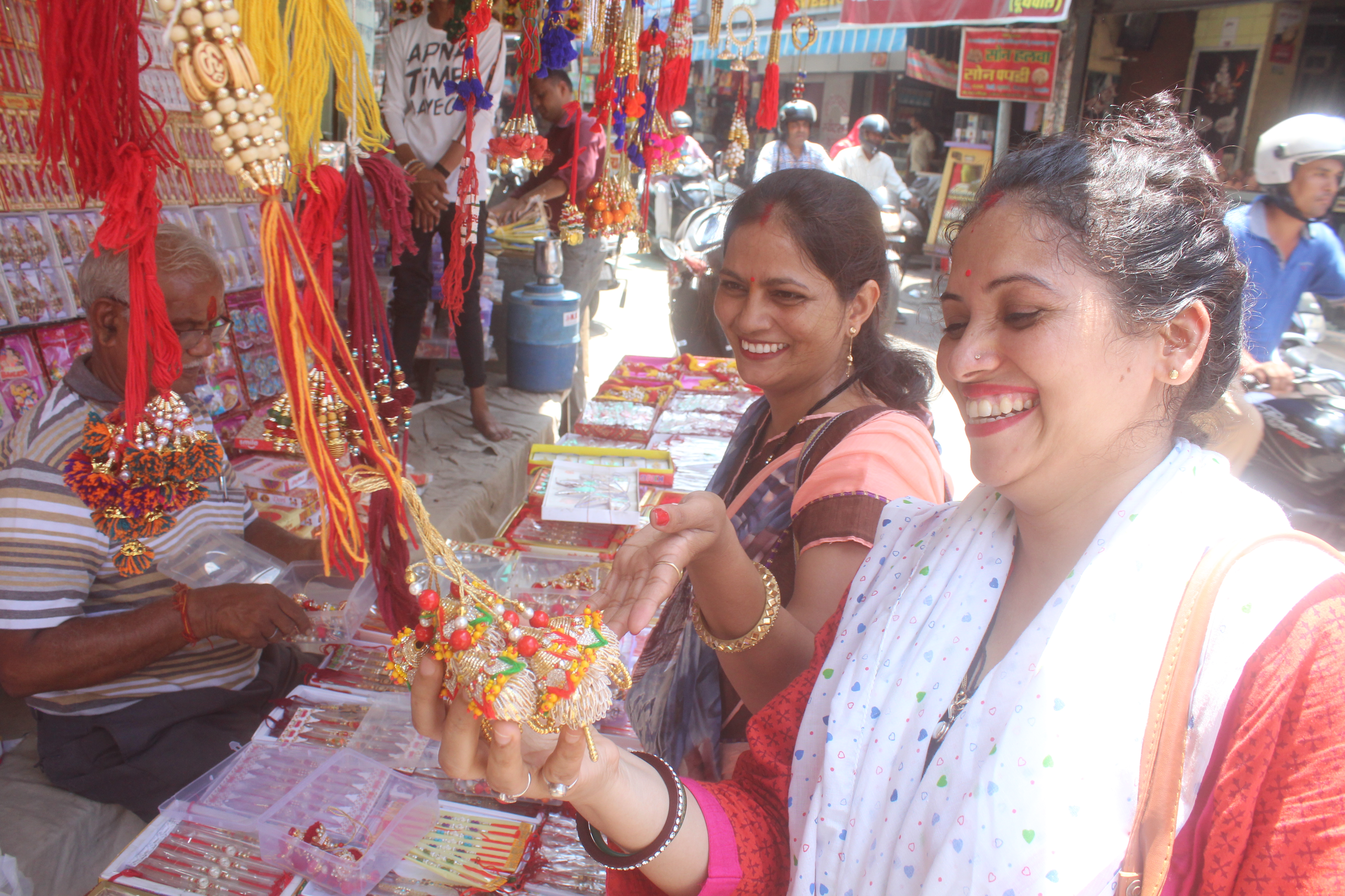 raksha bandhan festival 2019 Happy Rakhi: भैया की कलाई पर सजाई बहनों ने राखी