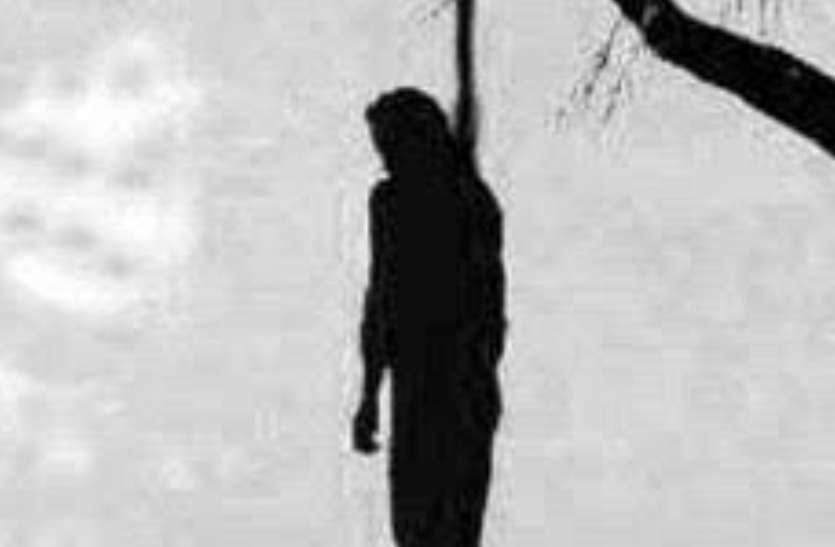 हत्या या आत्महत्या हत्या या आत्महत्या - कस्तूरबा गांधी विद्यालय की छात्रा का शव पेड़ से लटका मिला