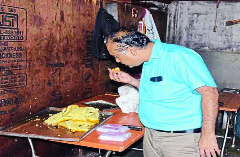 INDORE जरा संभलकर खरीदे मिठाई, 70 किलो फंगस लगा मावा किया नष्ट, गंदगी के बीच बन रही मिठाई
