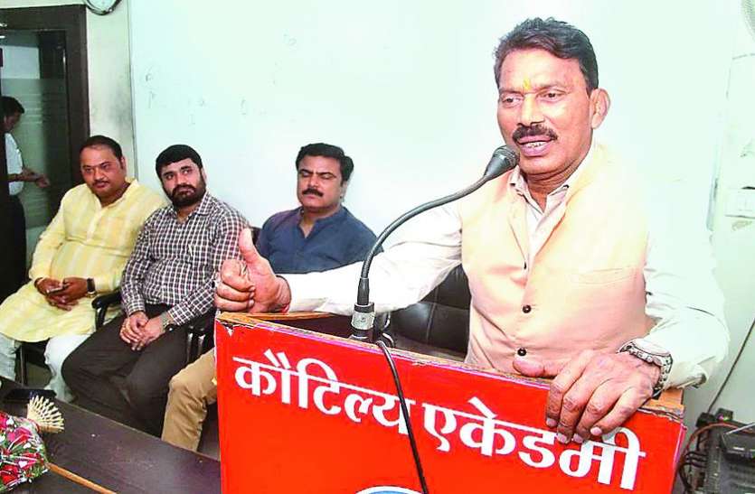 indore मंत्री तुलसी सिलावट : 'विश्व पटल पर राष्ट्र ध्वज को नई पहचान दिलाने के लिए कार्य करे युवा शक्ति'