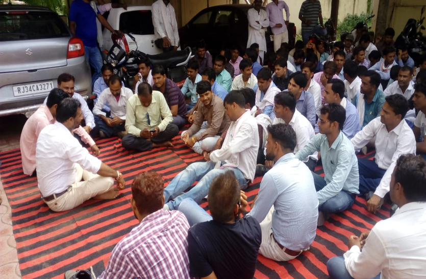 karauli hindi news कार्मिकों के गुस्से के आगे जेईएन पर गिरी कार्रवाई की गाज