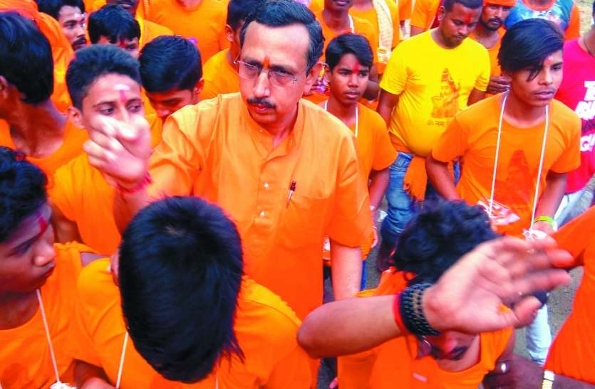 kavar yatra कावड़ यात्रियों ने किया शिव का जलाभिषेक