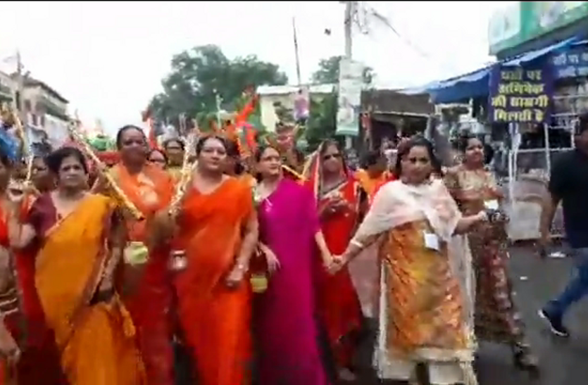 kawad yatra कांवड़ यात्रा वीडियो: महिलाओं की कांवड़ यात्रा में पुलिस का सख्त पहरा, बम भोले के जयकारों से गूंजी गलियां