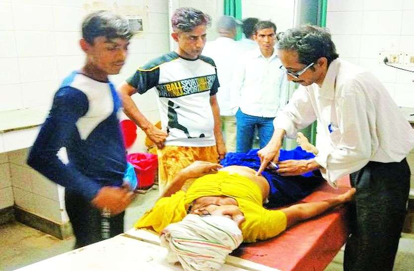 alwar news जलदाय विभाग ने नल कनेक्शन काटा गुस्साए लोगों ने हमला कर दो को किया घायल