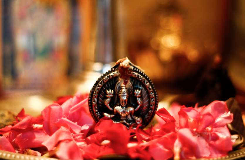 Goddess laxmi facts: Lakshmi never comes home to such people, always lives with money