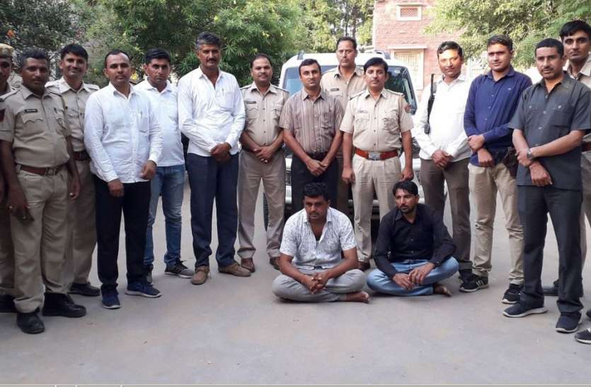 Smugglers arrested, 1.72 lack recovered from SUV पुलिस की नजर से बच नहीं पाए तस्कर, डोडापोस्त पकड़ा, एसयूवी से 1.72 लाख रुपए भी बरामद