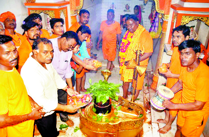news sawan somwar 2019 सवा सौ क्विंटल दूध और कांवड़ में लाए पवित्र जल से किया शिव का आभिषेक