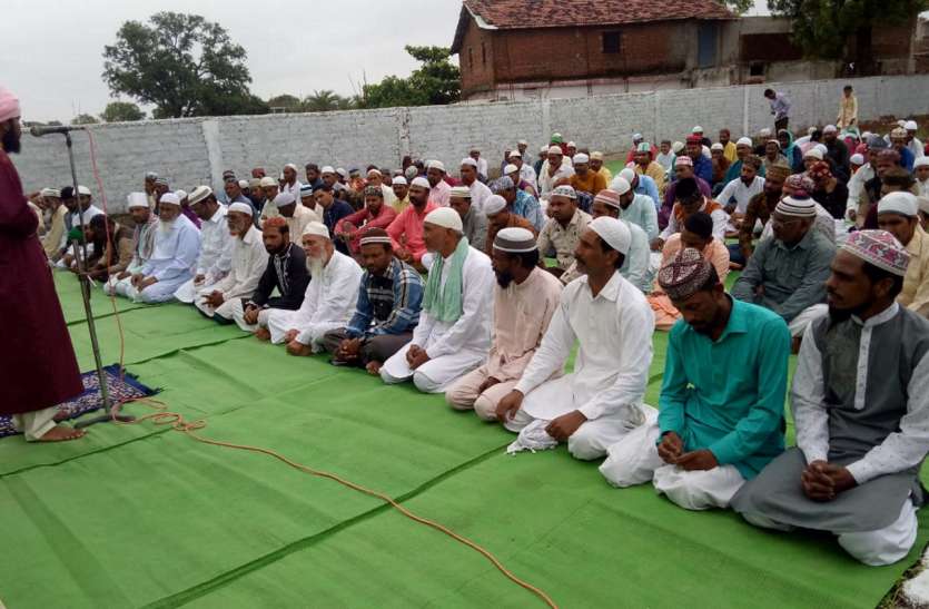 Muslims prayed, prayed peace peace मुस्लिमों ने किया सजदा, मांगी अमन चैन की दुआ