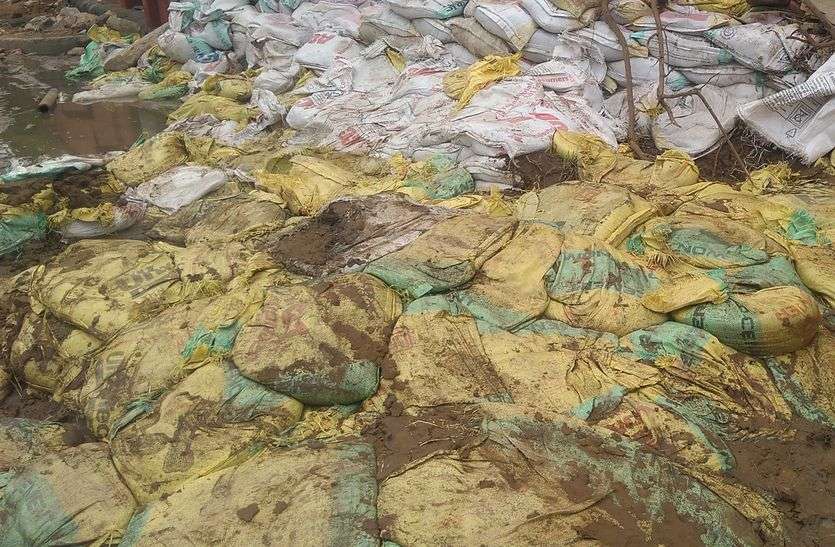 गड्ढ़े भरने में खप गए 1.85 लाख मिट्टी के कट्टे गड्ढ़े भरने में खप गए 1.85 लाख मिट्टी के कट्टे