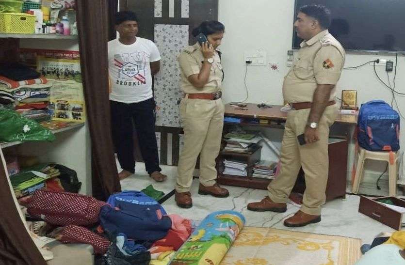 Wardrobe also opened सूने मकान से 8 लाख की नकदी और 15 लाख के आभूषण हुए चोरी