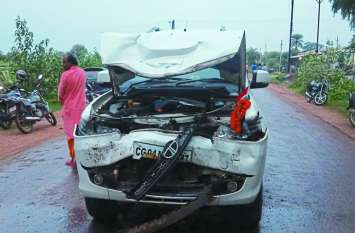 MLA Amitesh Shukla car collide with police patrolling car भोलेनाथ का जलाभिषेक कर लौट रहे विधायक हुए सड़क हादसे का शिकार, बाल- बाल बचे