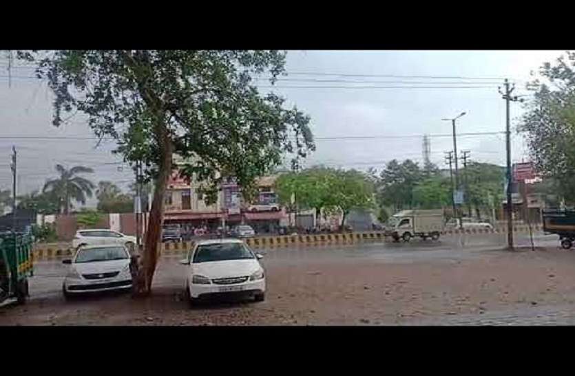 moradabad बीत गया सावन, आधी बारिश भी न हुई अब तक, मुरझाये किसानों के चेहरे