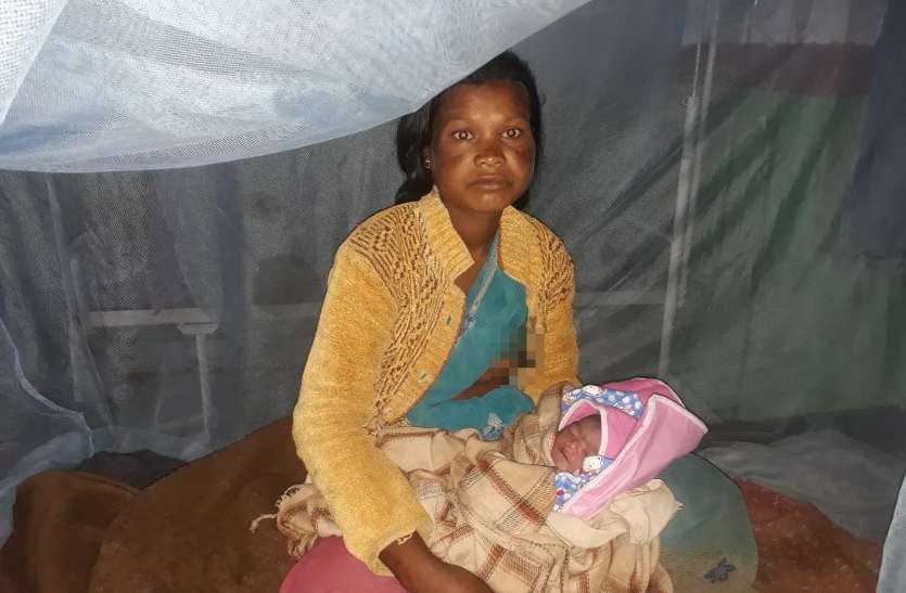 Women delivered child Video: आखिर कब दूर होगी दिक्कत? महतारी तक पहुंचने से पहले नदी किनारे गूंजी किलकारी, झेलगी में महिला ने दिया बच्चे को जन्म
