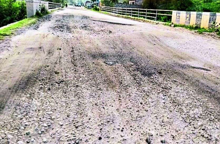 Holes On Roads In Alwar सडक़ पर बने गड्ढे दे रहे हादसे को न्योता