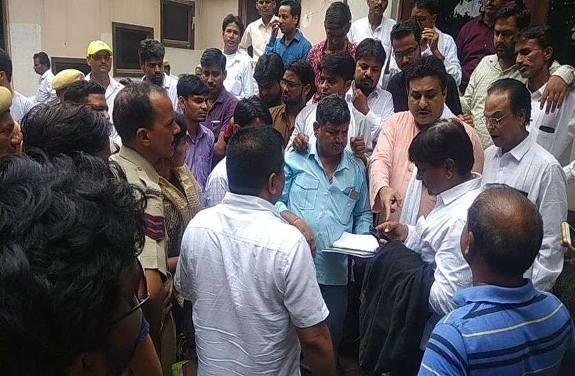 gangapurcity news भ्रष्टाचार के गूंजे नारे, पार्षदों ने नगरपरिषद कार्यालय का गेट किया बंद