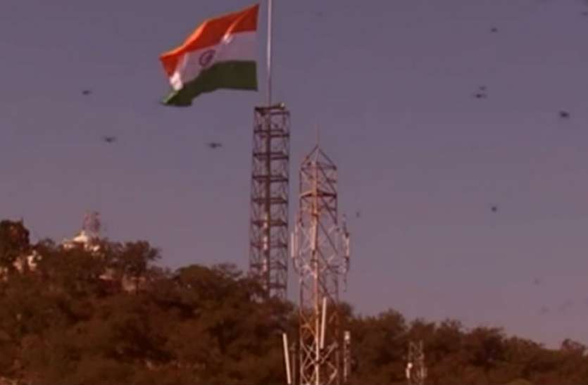 pahari mandir ranchi यहां भगवान ही नहीं, शहीदों के सम्मान में भी सिर झुकाते हैं लोग, मंदिर पर शान लहराता है तिरंगा