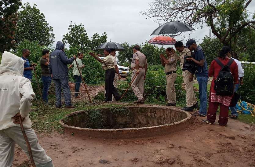 Tiger cubs have fallen in this well, police and forest personnel present on the spot