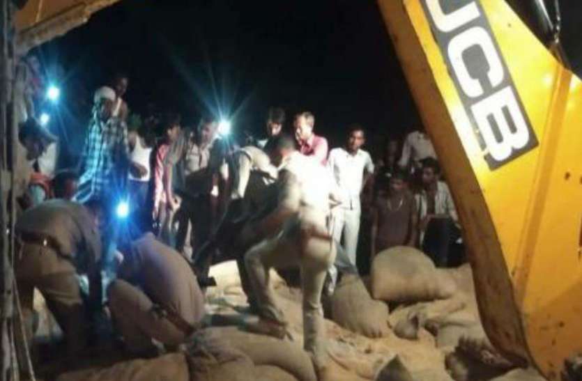Accident Accident in Budaun पांच कांवड़ियों समेत सात की मौत के बाद ट्रक में आगजनी का प्रयास, देखें तस्वीरें