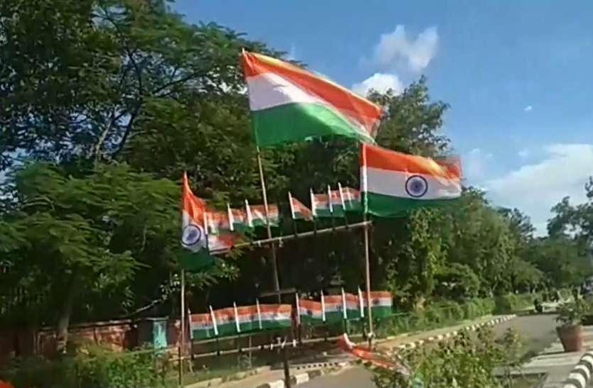 jammu जेएलएन मार्ग पर सजी झण्डे की दुकान
